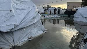 فیديو |  بعد نزوح أهالي شمال غزة تحت البرد والمطر وزخات الرصاص غرقت خيامهم بالأمطار