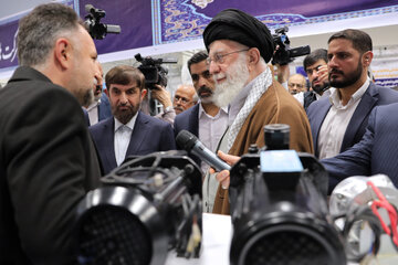 Imam Khamenei visits showcase achievements of private sector in Tehran