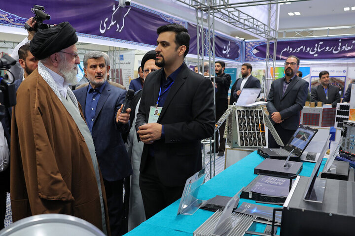 Supreme Leader visits “Pioneers of Progress” exhibition