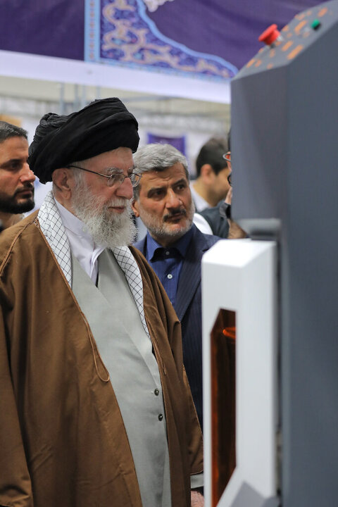 Supreme Leader visits “Pioneers of Progress” exhibition