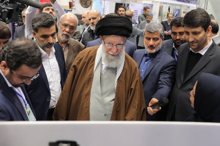 Supreme Leader visits “Pioneers of Progress” exhibition