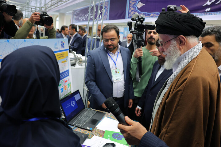 Supreme Leader visits “Pioneers of Progress” exhibition