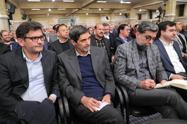 Photos: Producers, entrepreneurs meet with Imam Khamenei