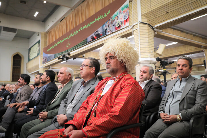 Photos: Producers, entrepreneurs meet with Imam Khamenei