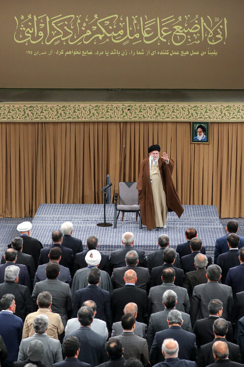 Photos: Producers, entrepreneurs meet with Imam Khamenei