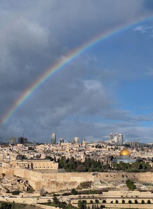 قوس قزح بألوانه الزاهية الجميلة يزين سماء المسجد الأقصى والقدس