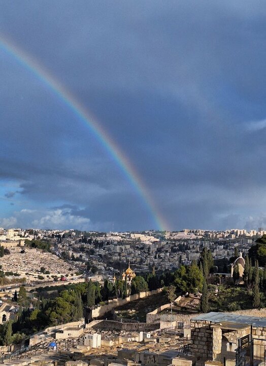 قوس قزح بألوانه الزاهية الجميلة يزين سماء المسجد الأقصى والقدس