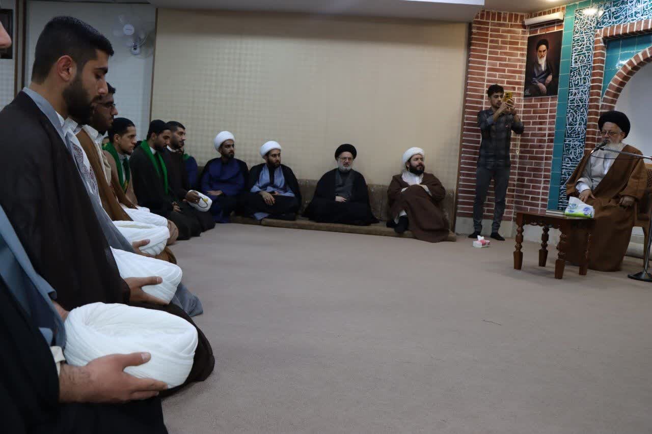 برگزاری مراسم عمامهگذاری طلاب مدرسه آیتالله دهدشتی آبادان با حضور نماینده مقام معظم رهبری در عراق + تصاویر