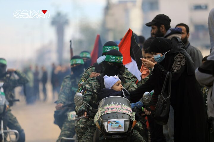 مشاهد متداولة لانتشار عناصر "كتائب القسام" و"سرايا القدس" في ميدان فلسطين وسط غزة