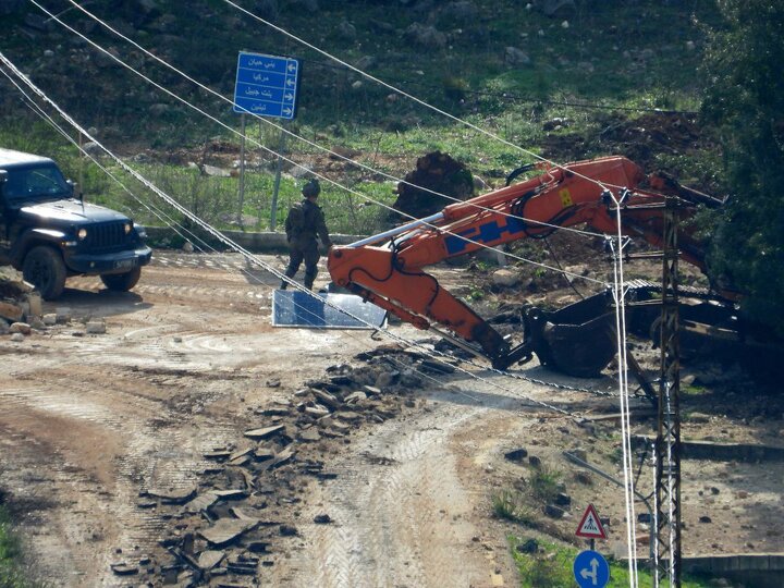 الجیش الصهیونی یقوم بتخريب الطرقات المؤدية للبلدات الحدودية جنوب لبنان