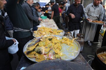 تقرير مصور/ موكب "البنائين" يقدم ثلاث وجبات رئيسة للزوار بمناسبة شهادة الإمام الكاظم(ع)