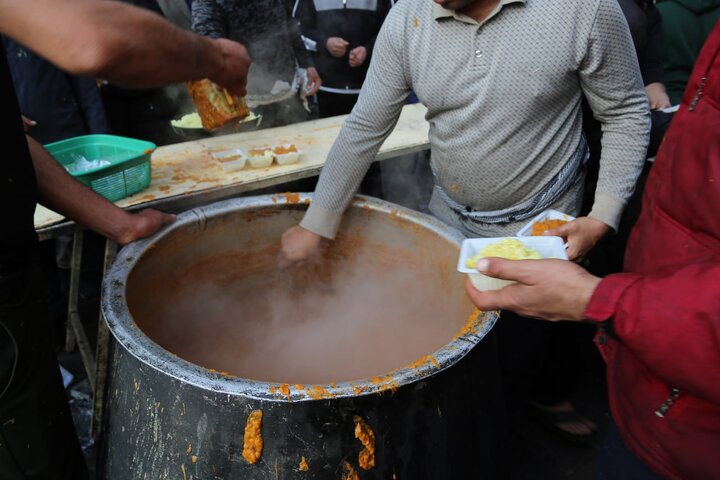 تقرير مصور/ موكب "البنائين" يقدم ثلاث وجبات رئيسة للزوار بمناسبة شهادة الإمام الكاظم(ع)