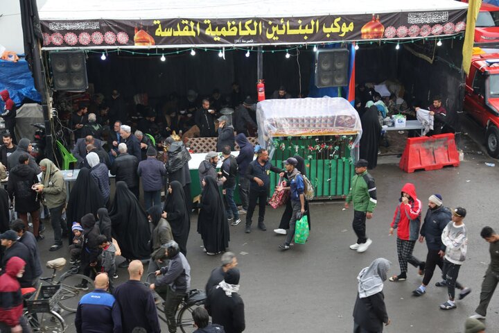 تقرير مصور/ موكب "البنائين" يقدم ثلاث وجبات رئيسة للزوار بمناسبة شهادة الإمام الكاظم(ع)