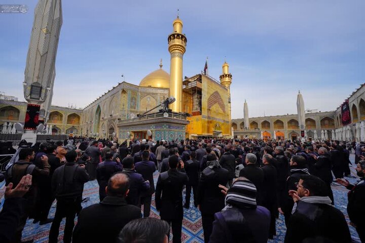 تقرير مصور/  خدَم الحرم العلويّ الطاهر يقدّمون آياتِ العزاء لأمير المؤمنين (ع) بذكرى شهادة الإمام الكاظم (ع)