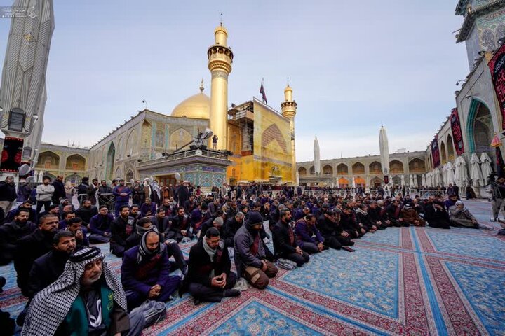 تقرير مصور/  خدَم الحرم العلويّ الطاهر يقدّمون آياتِ العزاء لأمير المؤمنين (ع) بذكرى شهادة الإمام الكاظم (ع)