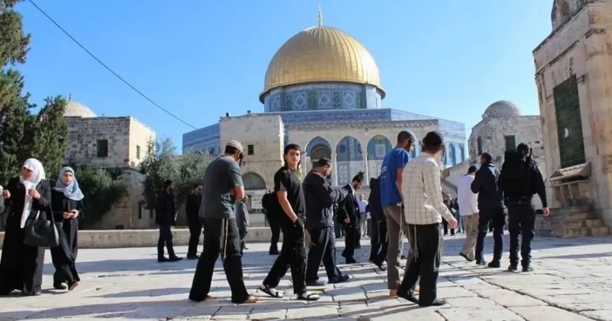 Dozens of extremist Jewish settlers desecrated blessed Aqsa Mosque