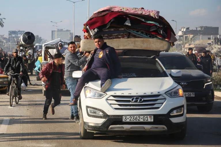 عشرات الآلاف من الفلسطينيين النازحين يعودون الى شمال قطاع غزة بعد وقف إطلاق النار