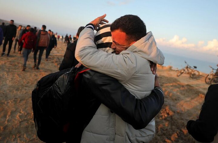 تقرير مصور/ الفرحة والسعادة تغمر النازحين الفلسطينيين العائدين الى مناطقهم بعد 15 من الإبادة بحقهم