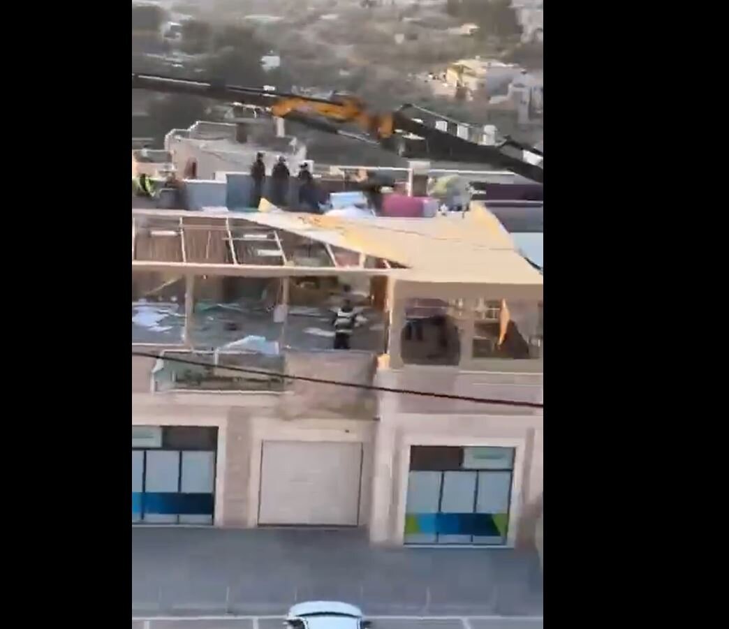 Video: Israeli occupation forces demolish a mosque in neighborhood of Sur Baher in occupied Al-Quds