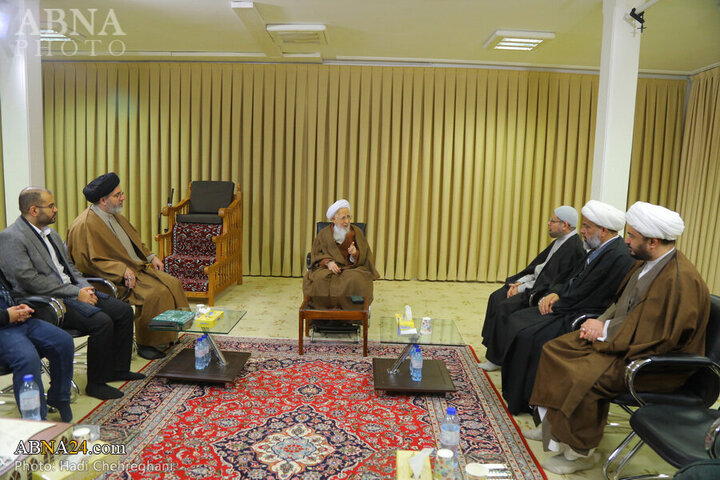 Photos: Flag of Imam Hussain shrine presented to Grand Ayatollah Javadi Amoli