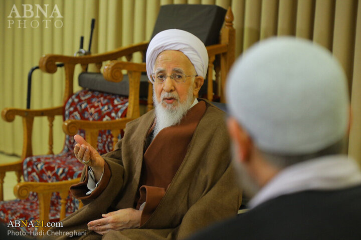 Photos: Flag of Imam Hussain shrine presented to Grand Ayatollah Javadi Amoli