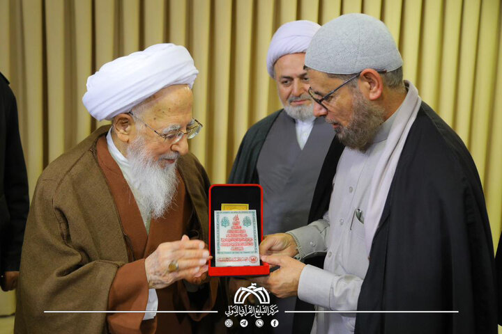 تقرير مصور/ العتبة الحسينية تكرّم آية الله الشيخ جوادي آملي وتختاره شخصية العام بمناسبة اليوم العالمي للقرآن الكريم