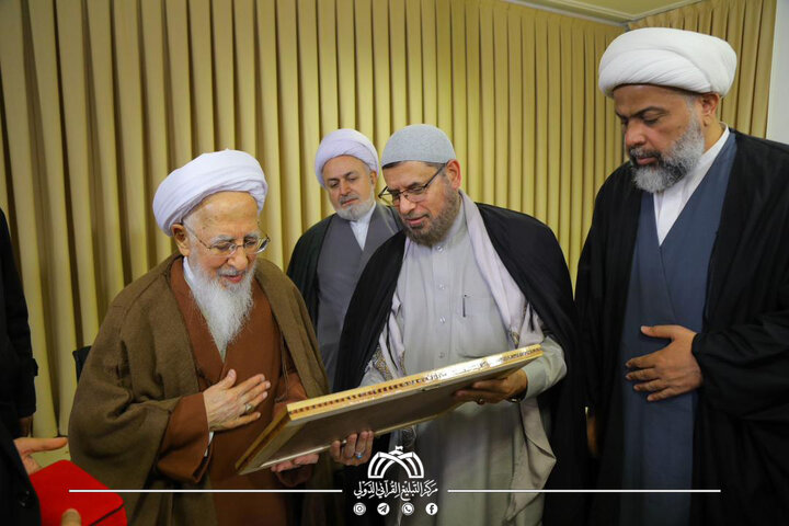 تقرير مصور/ العتبة الحسينية تكرّم آية الله الشيخ جوادي آملي وتختاره شخصية العام بمناسبة اليوم العالمي للقرآن الكريم