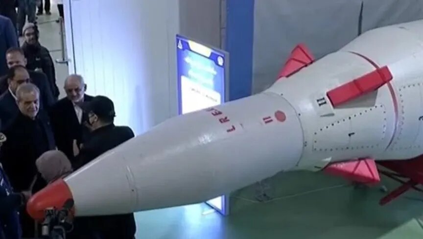 فيديو | وزارة الدفاع الايرانية تزيح الستار عن صاروخ "اعتماد" الباليستي