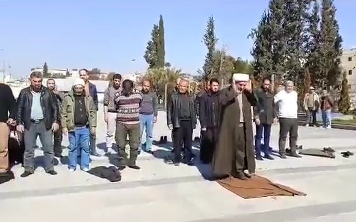 ویدیو | ‌اقامه نماز جمعی از شیعیان دمشق در بیرون حرم حضرت زینب(س)