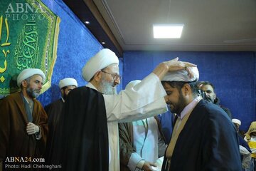 ویدیو | مراسم جشن مبعث و آیین عمامه گذاری طلاب در بیت آیت‌الله فقیهی