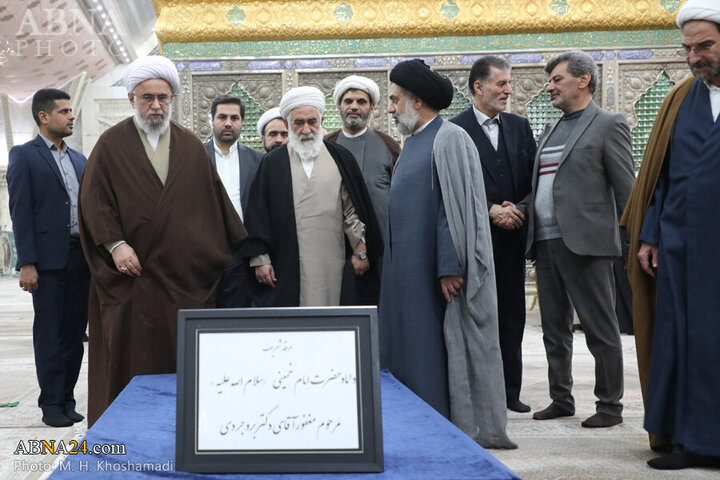 Photos: Secretary-General, staff of AhlulBayt World Assembly pay tribute to Imam Khomeini on anniv. of Islamic Revolution