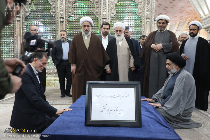 Photos: Secretary-General, staff of AhlulBayt World Assembly pay tribute to Imam Khomeini on anniv. of Islamic Revolution