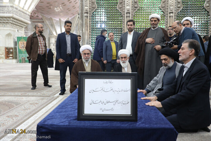 Photos: Secretary-General, staff of AhlulBayt World Assembly pay tribute to Imam Khomeini on anniv. of Islamic Revolution