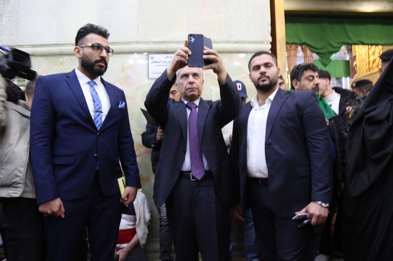 السفير اليوناني يزور مرقد الامام الحسين (ع) ويعبر عن شعوره+(صور)