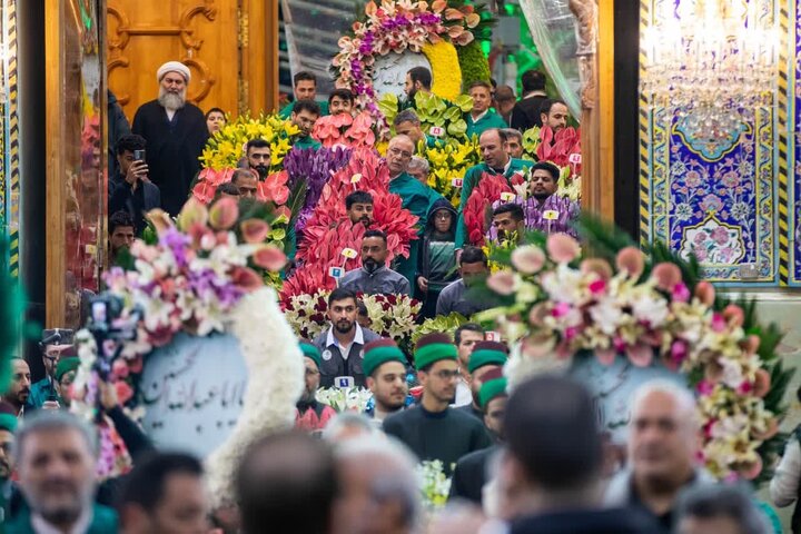 تقرير مصور/ تزيين شباك مرقد الإمام الحسين(ع) بالورود بمناسبة ولادة الأقمار المحمدية (ع)