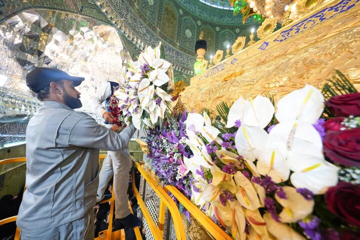 تقرير مصور/ تزيين مرقد الإمامين العسكريين (ع) بالورود بمناسبة ولادة الأقمار المحمدية (ع)