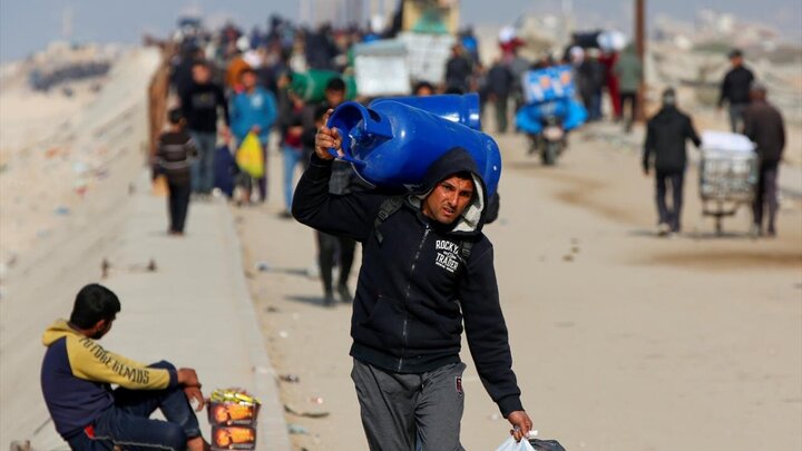 تقرير مصور/ آلاف الفلسطينيين يعودون من الجنوب إلى شمال قطاع غزة