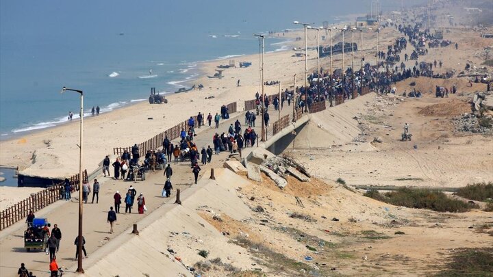 تقرير مصور/ آلاف الفلسطينيين يعودون من الجنوب إلى شمال قطاع غزة