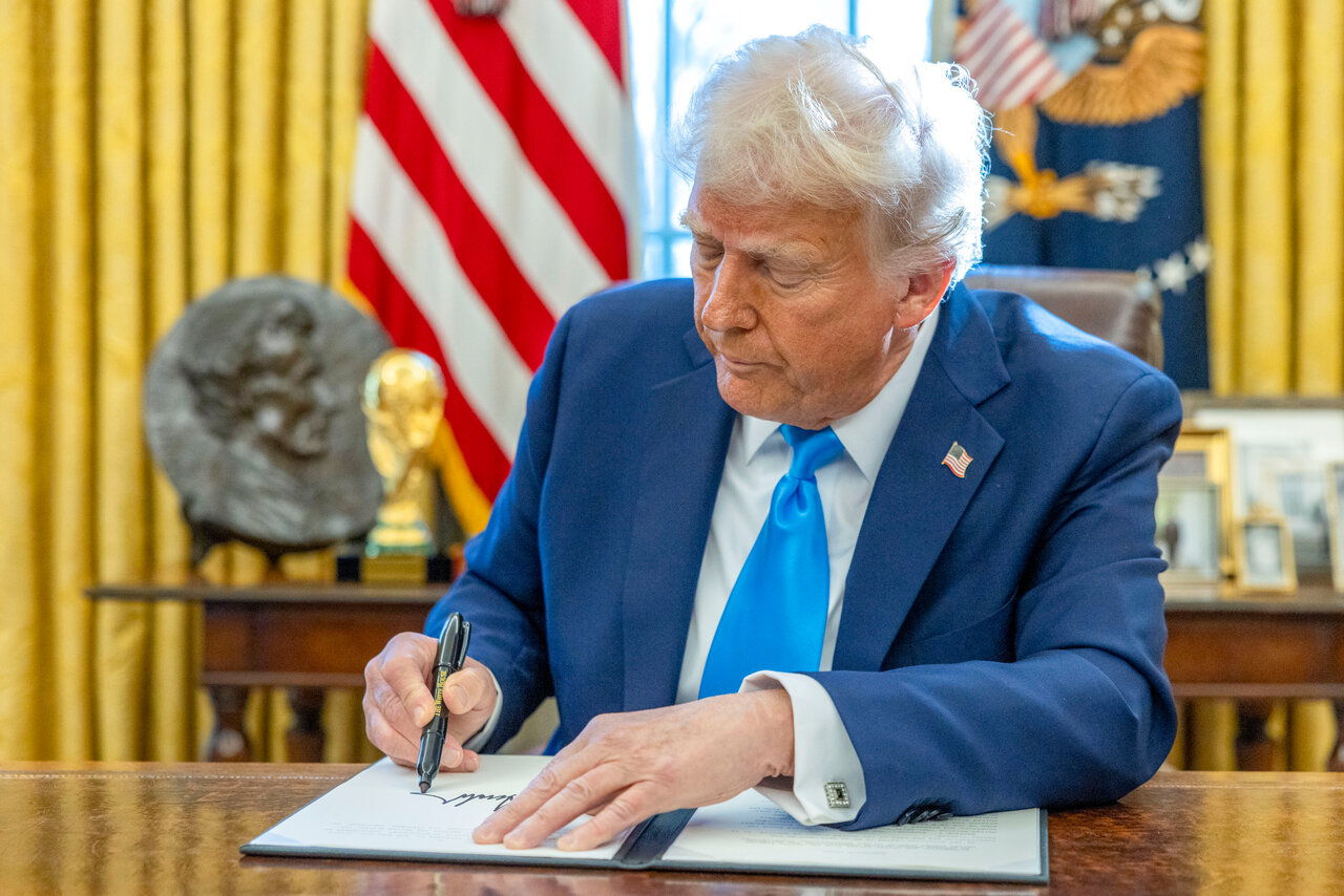 Trump signs executive order to restore campaign of ‘maximum pressure’ on Iran