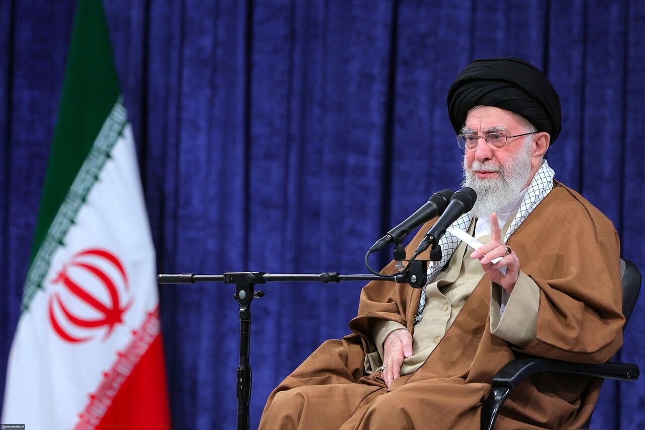 Imam Khamenei: One shall not negotiate with a perfidious U.S. government