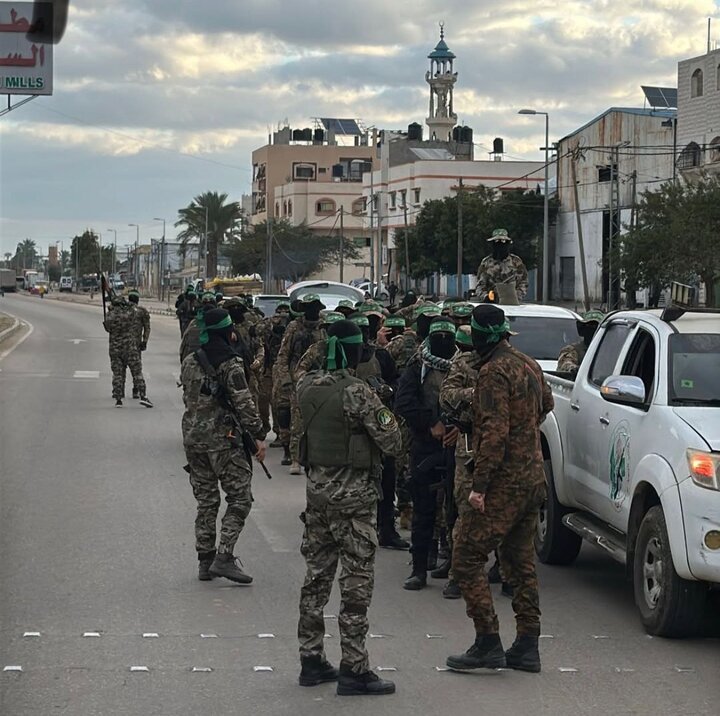 مشاهد من استعدادات وحضور كثيف لكتائب القسام تمهيداً لبدء تسليم أسرى الاحتلال