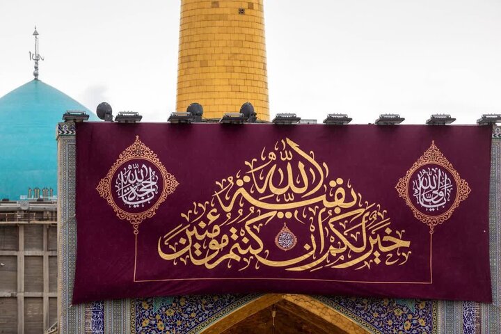 صور لتزئين حرم الإمام الرضا(ع) باللافتات الخاصة بإحتفال ميلاد الإمام العصر (عج)
