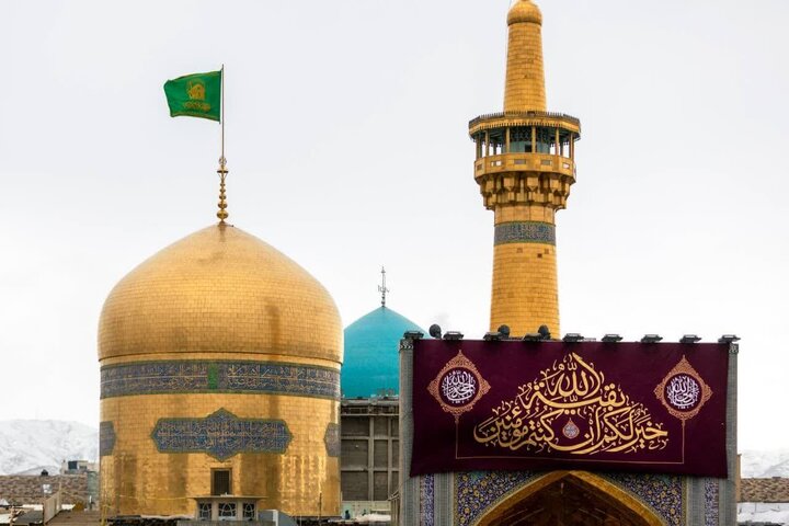 صور لتزئين حرم الإمام الرضا(ع) باللافتات الخاصة بإحتفال ميلاد الإمام العصر (عج)