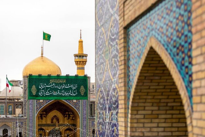 صور لتزئين حرم الإمام الرضا(ع) باللافتات الخاصة بإحتفال ميلاد الإمام العصر (عج)