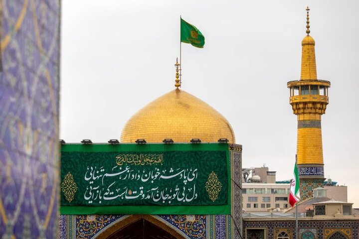 صور لتزئين حرم الإمام الرضا(ع) باللافتات الخاصة بإحتفال ميلاد الإمام العصر (عج)