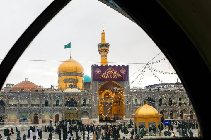 صور لتزئين حرم الإمام الرضا(ع) باللافتات الخاصة بإحتفال ميلاد الإمام العصر (عج)