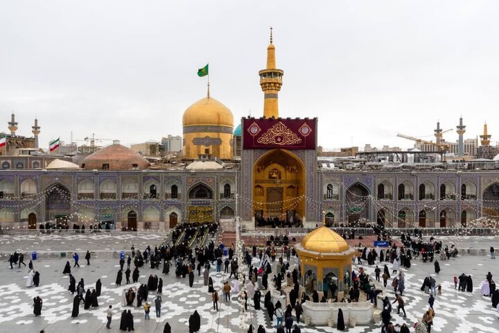 صور لتزئين حرم الإمام الرضا(ع) باللافتات الخاصة بإحتفال ميلاد الإمام العصر (عج)