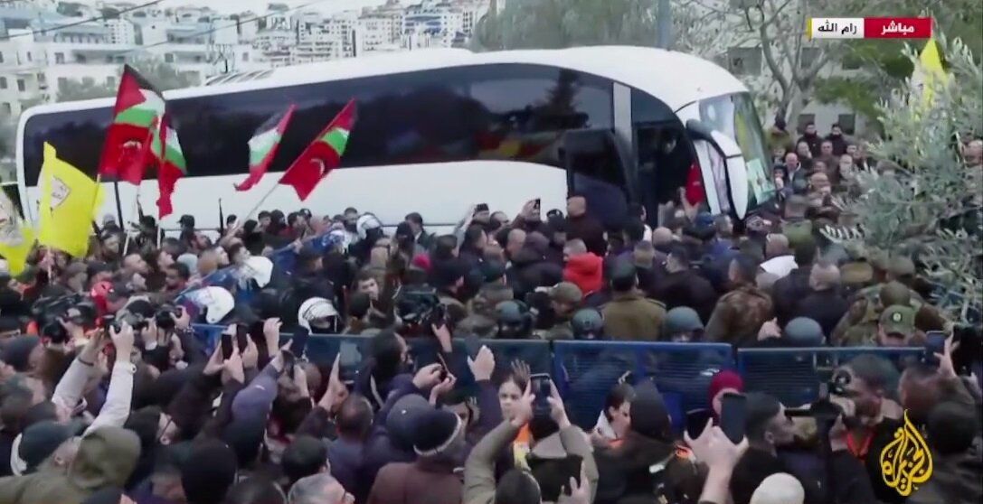 ویدیو | استقبال گسترده فلسطینی‌ها از اسرای آزاد شده در رام‌الله