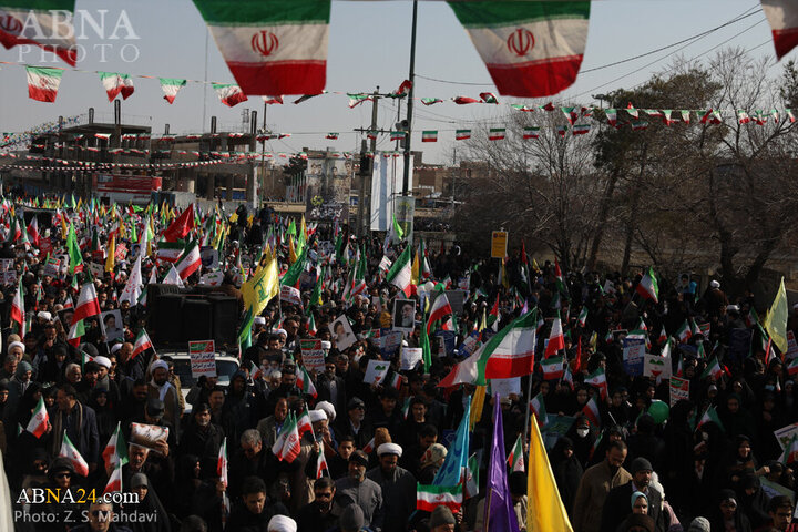 Photos (2): 22 Bahman rally held in Qom