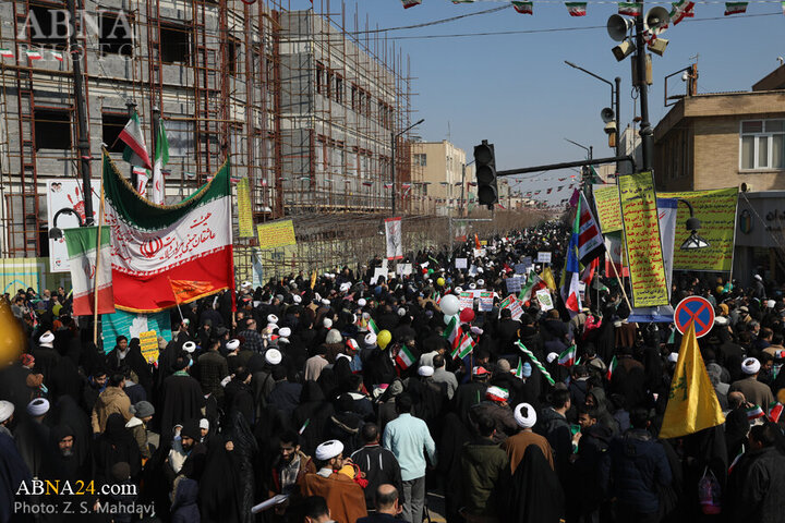 Photos (2): 22 Bahman rally held in Qom